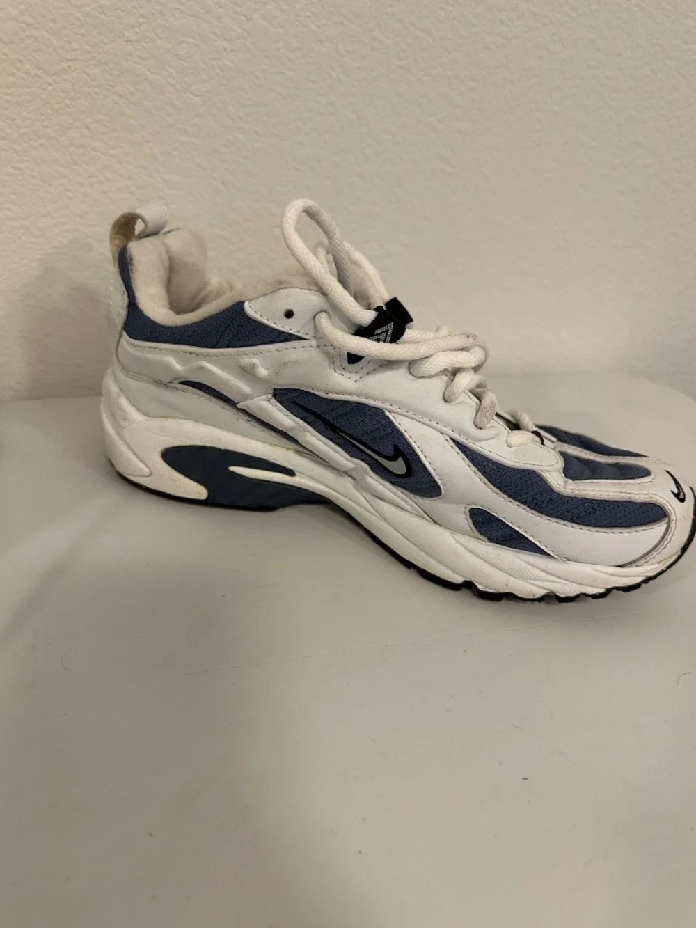 Vintage 1999 Nike Youth Running Sneakers White Navy Size 5.5Y 954021-401